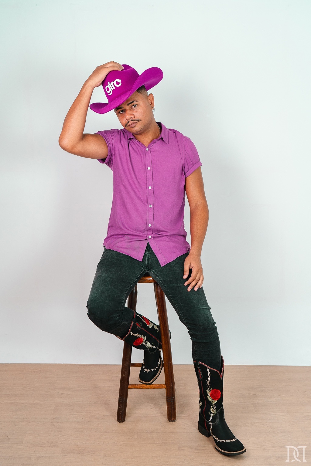 Everton Weder com o chapéu magenta do Giro BF