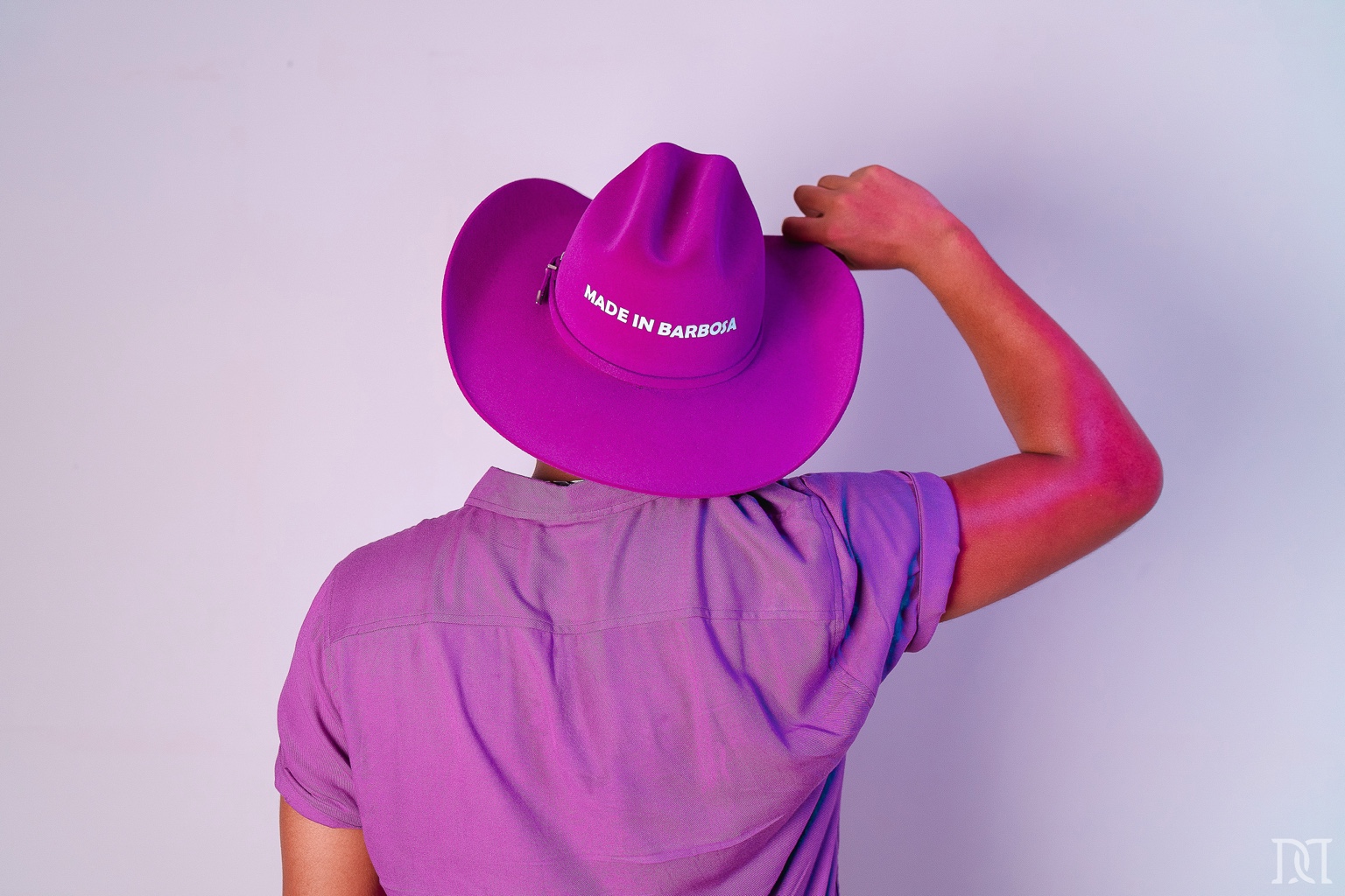 Everton Weder de costas com o chapéu magenta do Giro BF